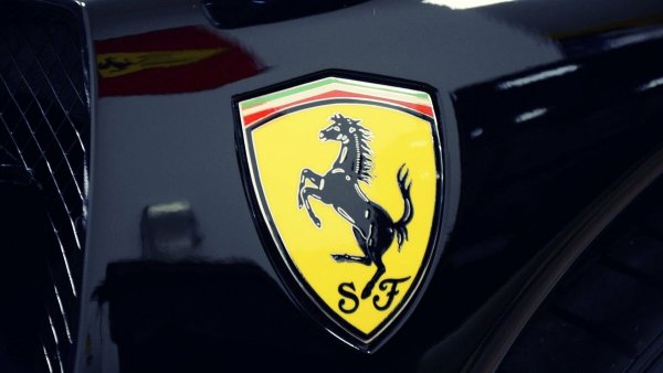 Знак автомобиля Феррари