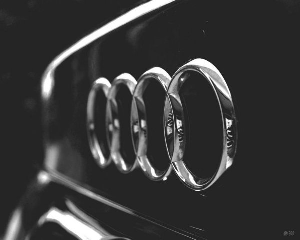 Кольца Ауди на черном фоне