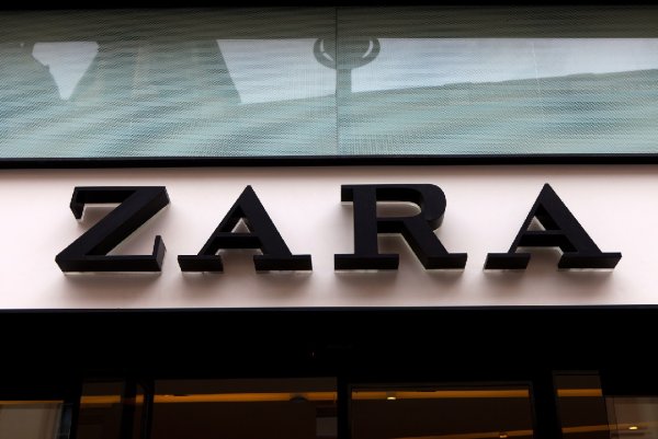 Рекламная вывеска Zara