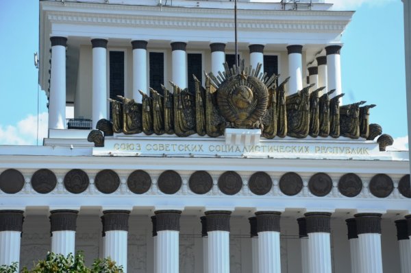 Центральный павильон ВВЦ С гербами республик