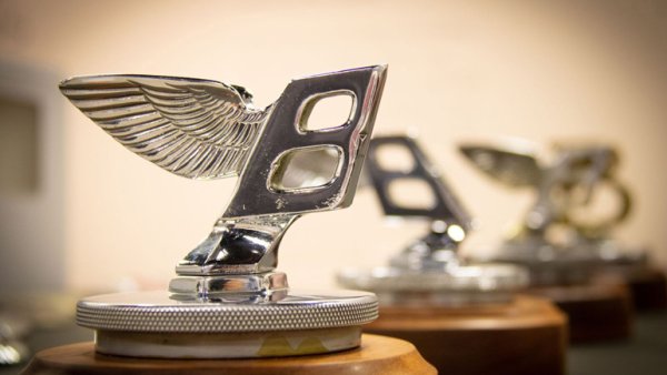 Необычный значок на капот