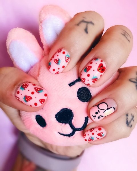 Маникюр с BTS И bt21