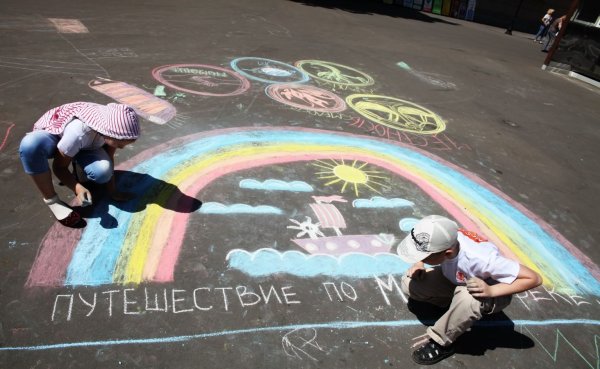 Рисование мелками на асфальте