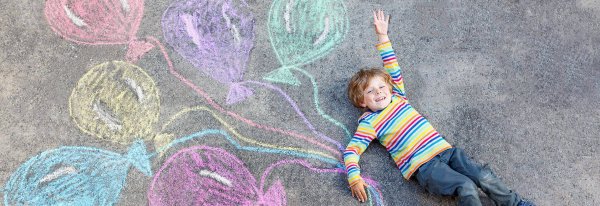 Дети с мелками