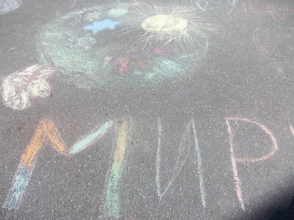 Рисунок на асфальте мир