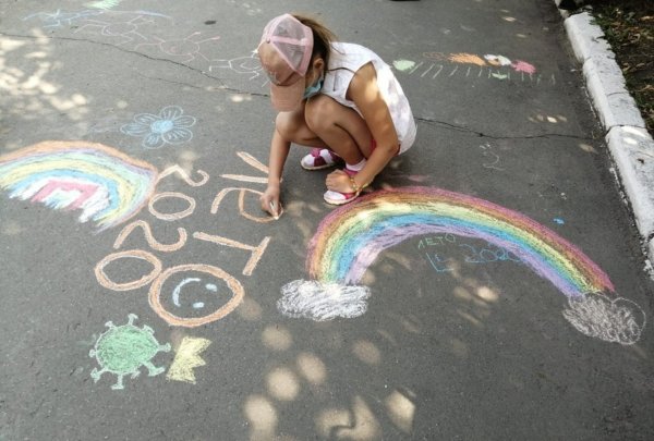 Голая на асфальте