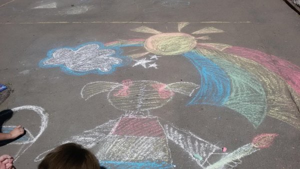 Рисунок на асфальте пусть всегда будет солнце