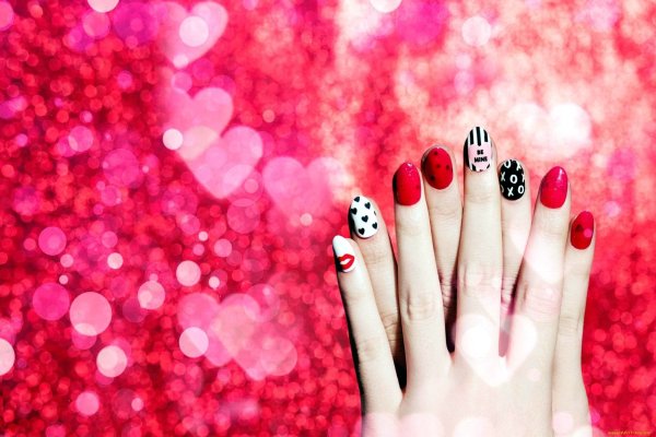 Красивые руки с маникюром