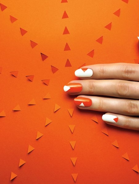 Маникюр на оранжевом фоне