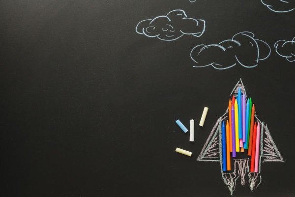 Школьная доска с мелками