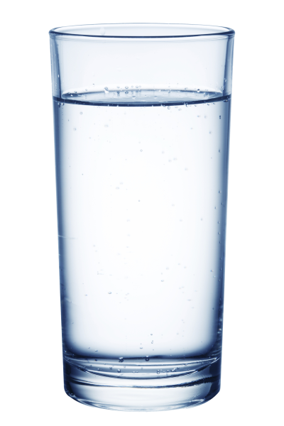 Прозрачная вода в стакане