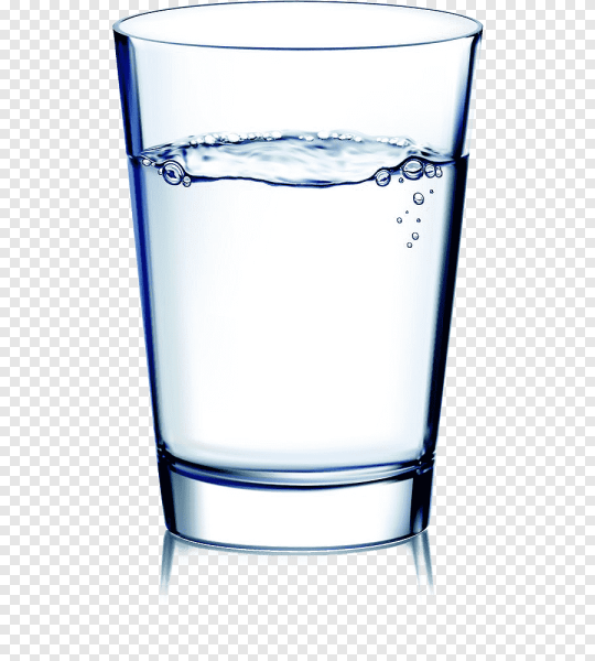 Прозрачная вода в стакане