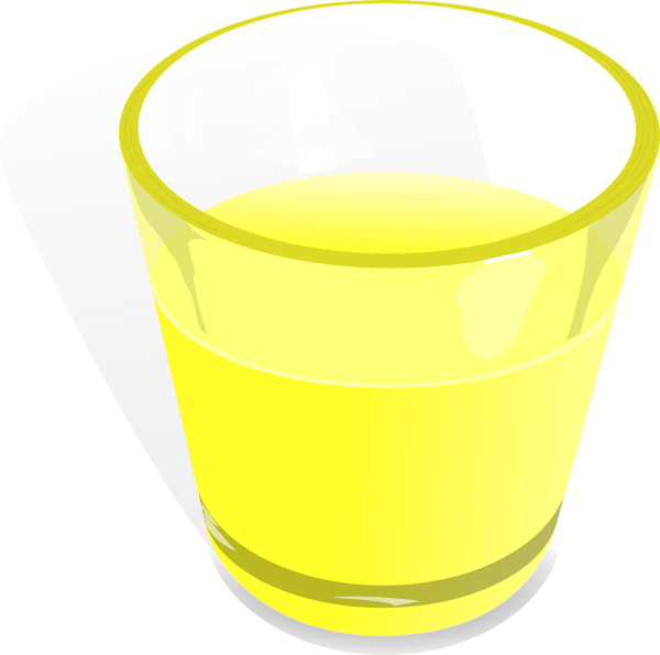 Стакан с желтой жидкостью