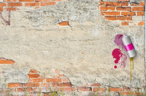 Разрисованная кирпичная стена