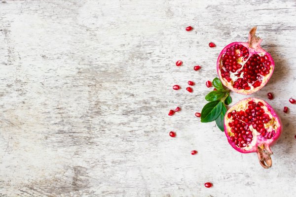 Спелый гранат вид сверху