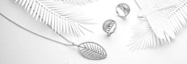 Ювелирные изделия на Светлом фоне