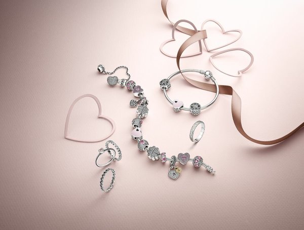 Ювелирные украшения на Светлом фоне