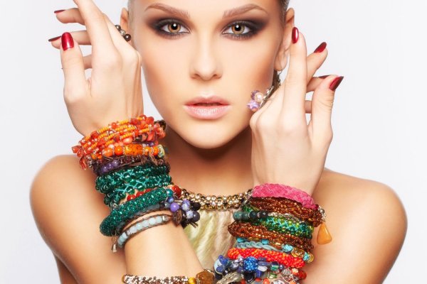 Много украшений на девушке