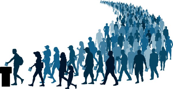 Человек на фоне толпы людей