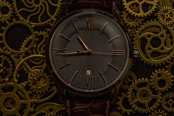 Часы с механизмом