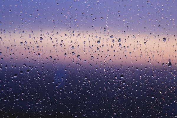 Капли дождя на стекле