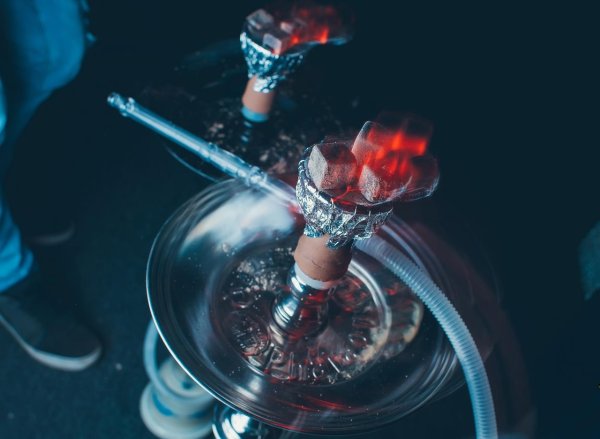 Кальян на коричневом фоне