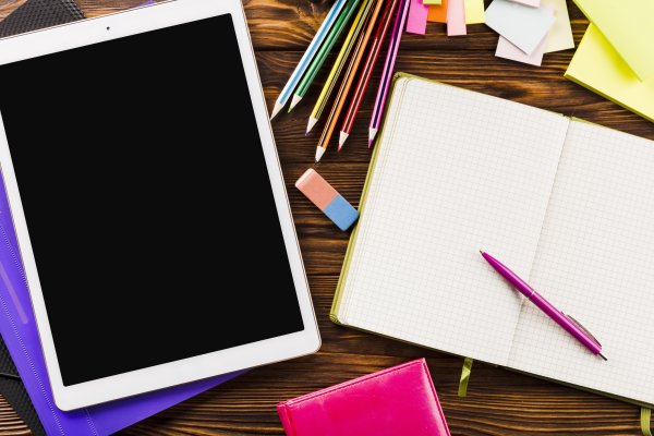 Тетрадки школьные с ручками и карандашами