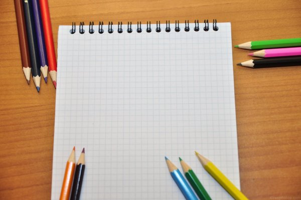 Лист тетради на столе