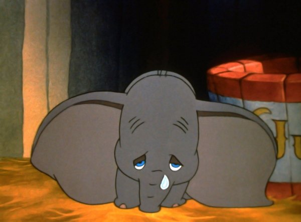 Дамбо мультик плачет