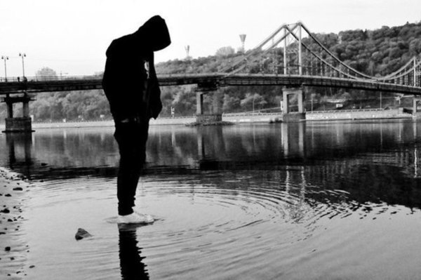 Одинокий парень на мосту