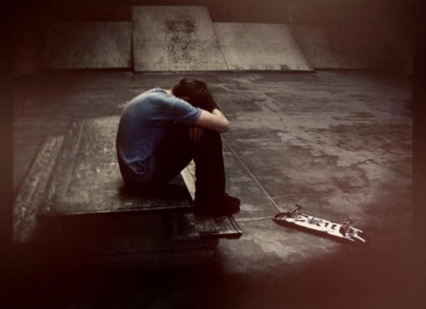 Одинокий парень без настроения