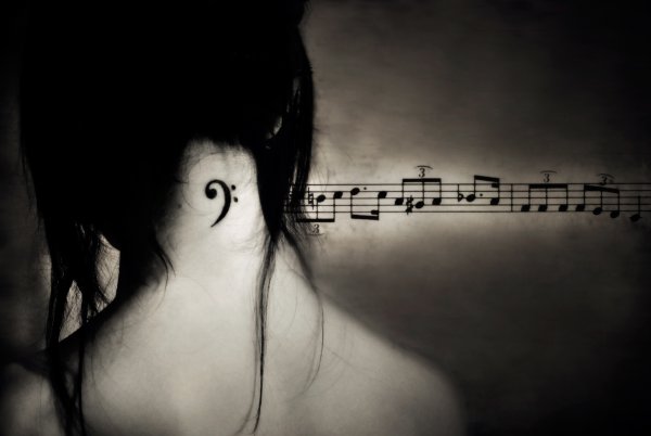 Девушка с нотами