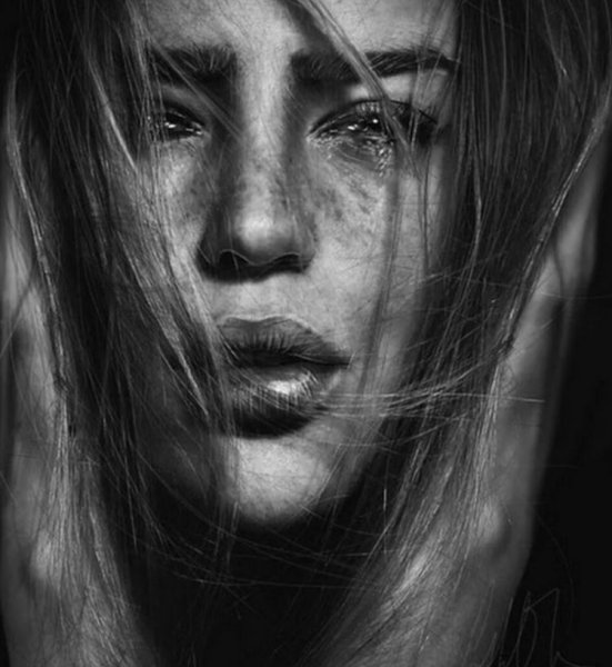 Плачущая девушка