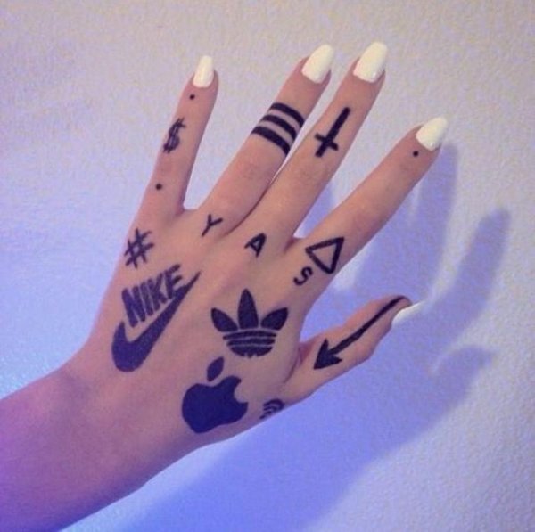 Тату на руке ручкой