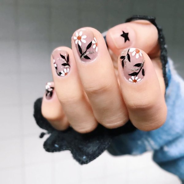 Ласточки на ногтях