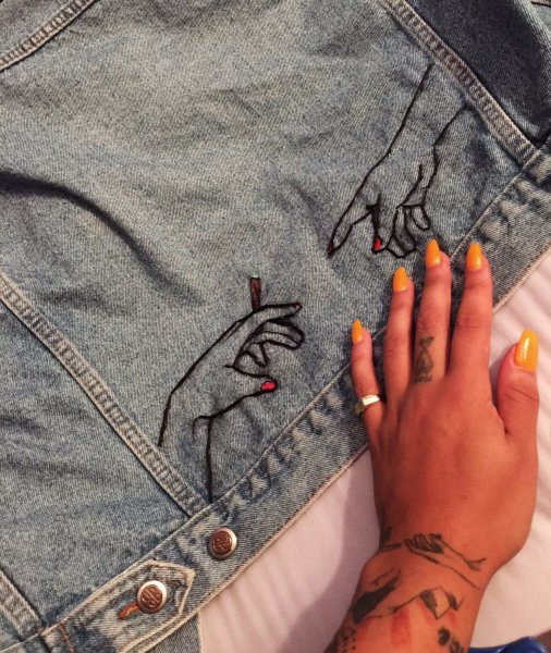 Вышивка на кармане джинс