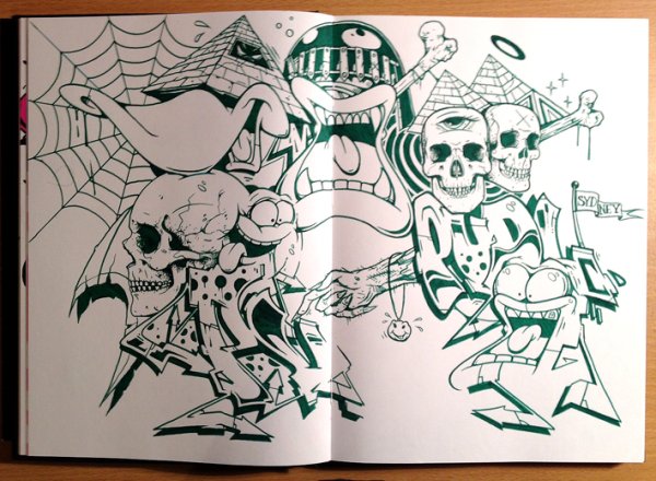 Надписи маркером на бумаге