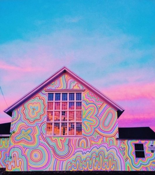 Дом на розовом фоне