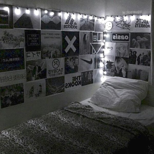 Комната с постерами на стенах