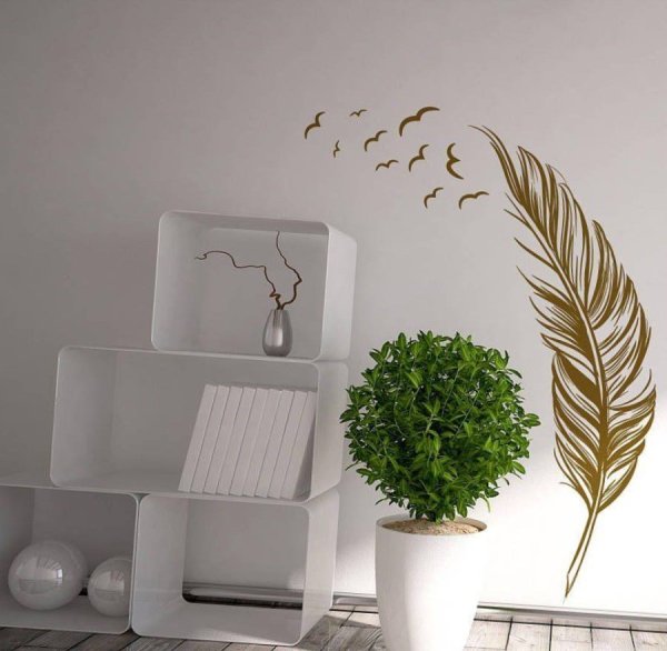 Перо на стене декор