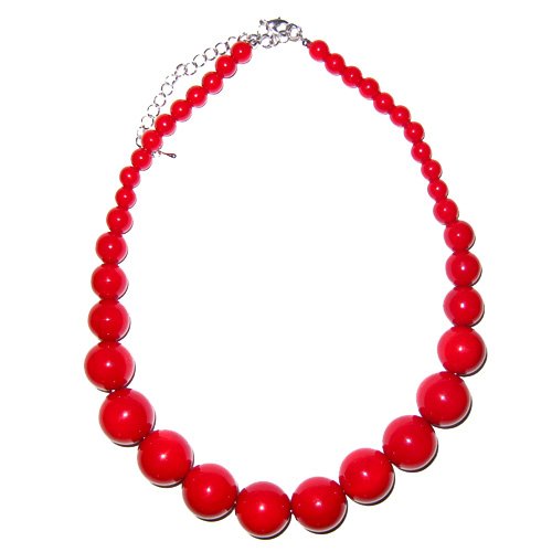 Красные бусы на белом фоне