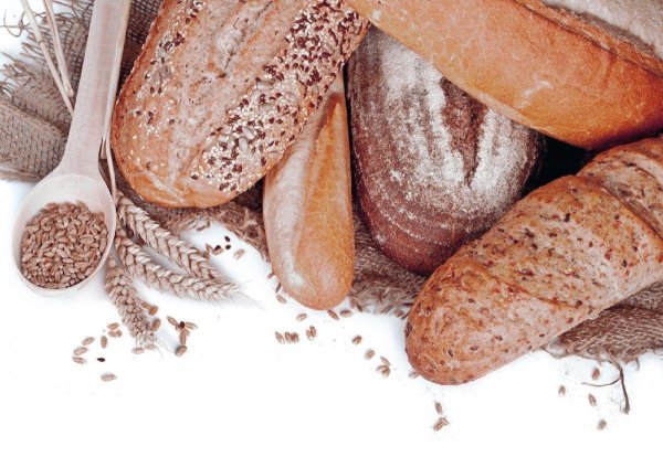 Хлебобулочные изделия на белом фоне