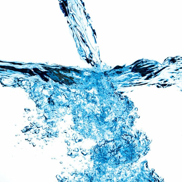 Вода на белом фоне