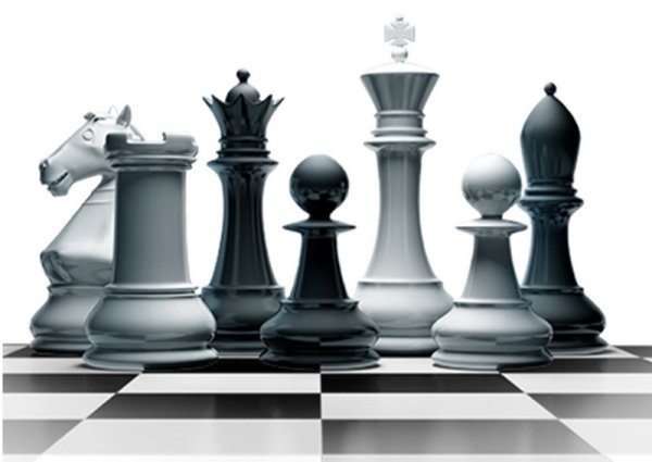 Шахматные фигуры на белом фоне