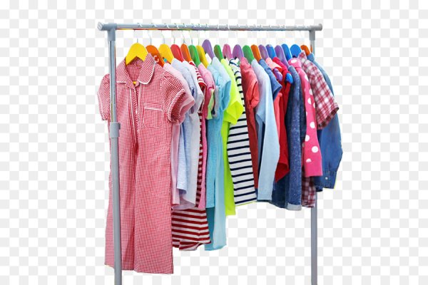 Детская одежда на вешалке