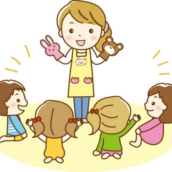 Воспитатель с детьми