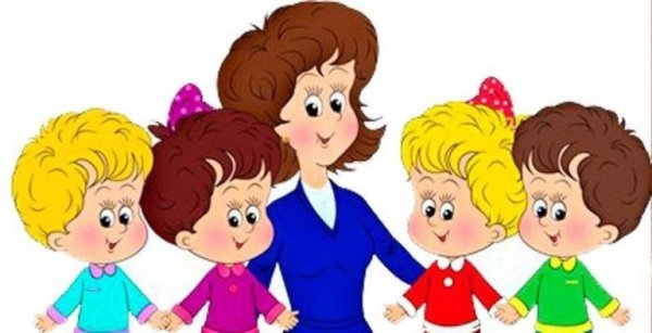 Воспитатель с детьми