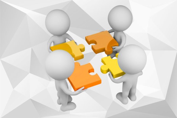 Белый человек с лупой