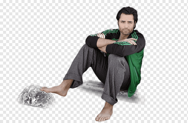 Мужчина сидит на белом фоне