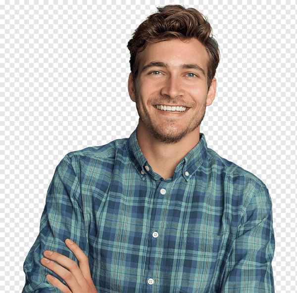 Парень улыбается